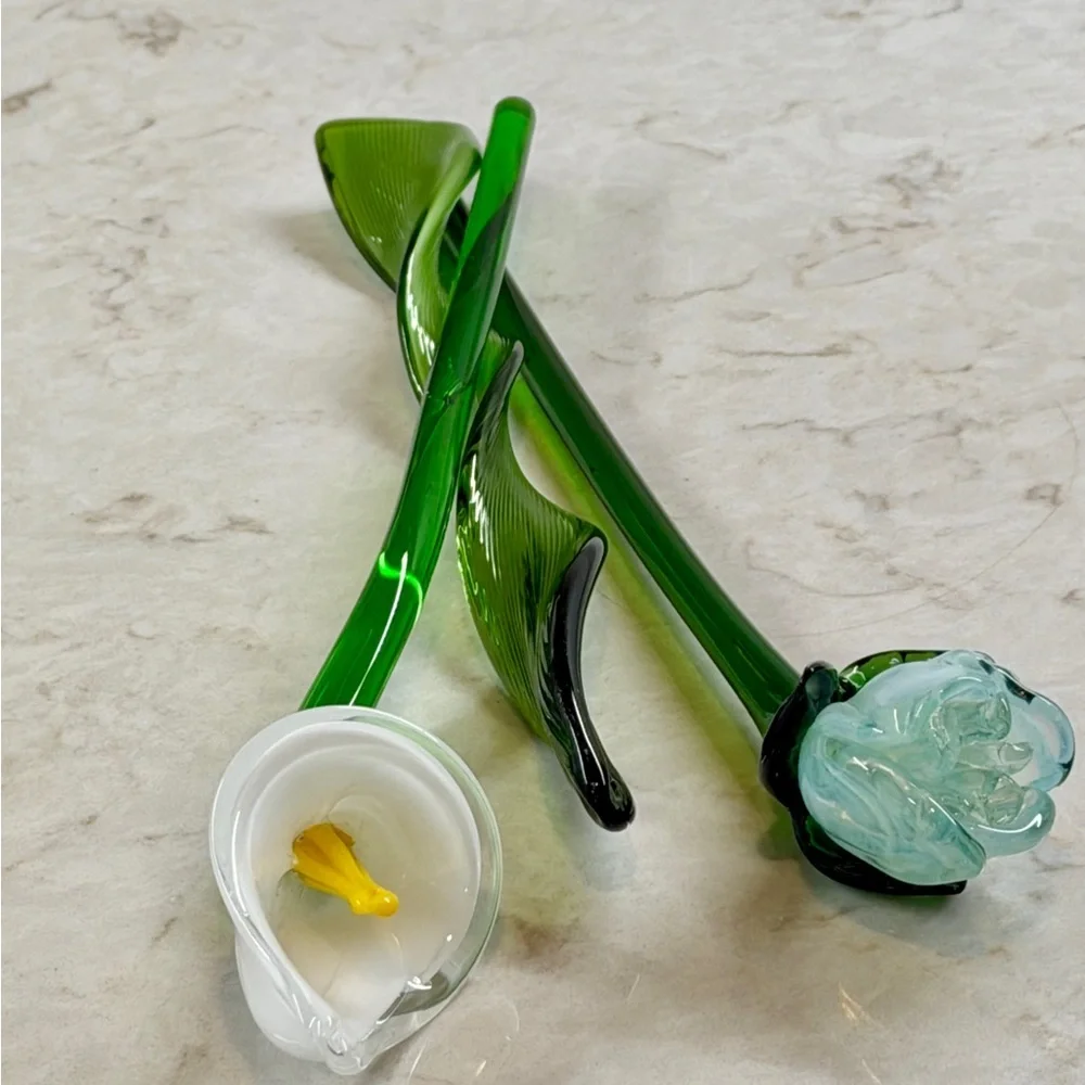 BEAUTIFUL, VINTAGE, HAND-BLOWN LAMPWORKED GLASS FLOWERS.